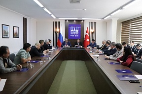 Büyükelçi Vladimir Safronkov, önde gelen Türk uzmanlarıyla görüştü Büyükelçi Vladimir Safronkov, önde gelen Türk uzmanlarıyla görüştü