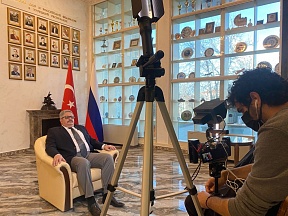 Büyükelçi Aleksei Erkhov belgesel film için konuştu Büyükelçi Aleksei Erkhov belgesel film için konuştu
